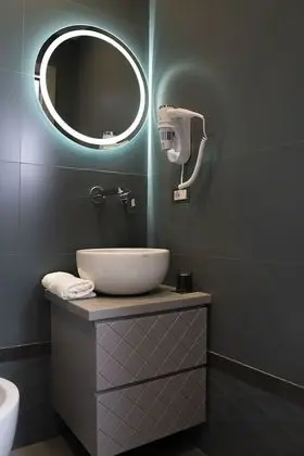 Deluxe Tek Büyük Yataklı Oda (con balcone)