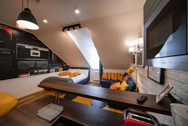 Superior Modern Studio