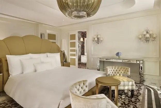 Designer Suite, Business Lounge Access, Free minibar, City view