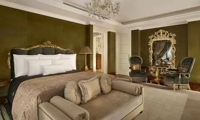 Designer Suite, Business Lounge Access, Free minibar, City view