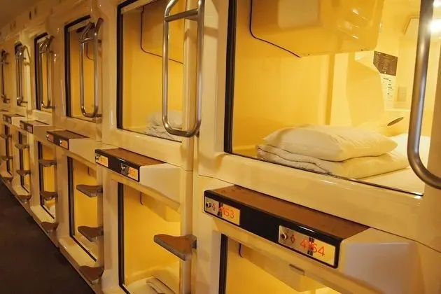 Standard Oda, Sadece erkekler için (Capsule Room)