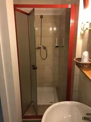 Üç Kişilik Oda