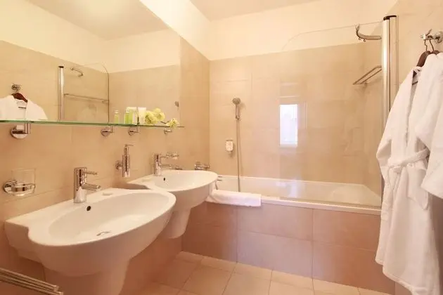 Executive Deluxe Suite