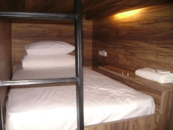 Ortak Ranzalı Oda, Küçük Mutfak (Shared Bathroom)