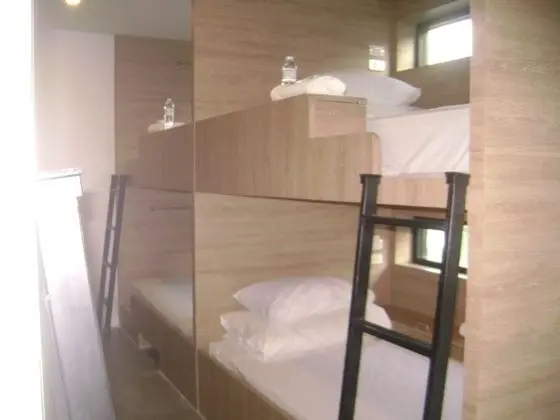 Ortak Ranzalı Oda, Küçük Mutfak (Shared Bathroom)