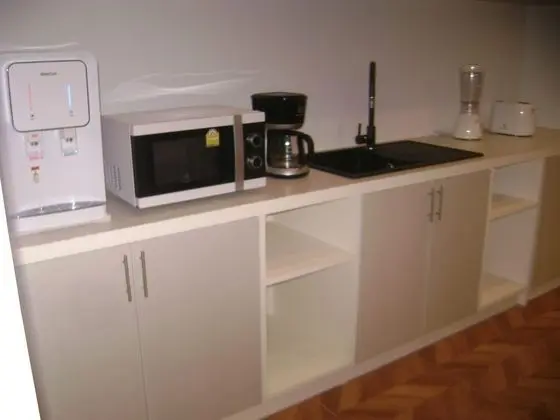 Ortak Ranzalı Oda, Küçük Mutfak (Shared Bathroom)