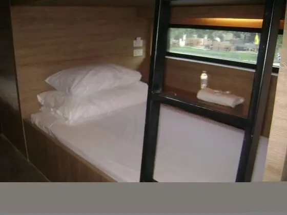 Ortak Ranzalı Oda, Küçük Mutfak (Shared Bathroom)