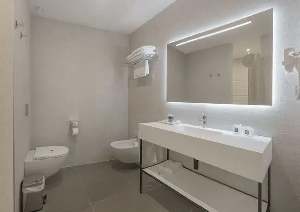 Tek Büyük Yataklı Oda, Teras, Deniz Manzaralı (2 Adults and 1 Child)