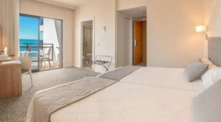 Tek Büyük Yataklı Oda, Teras, Deniz Manzaralı (2 Adults and 2 Children)