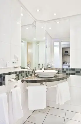 Tek Büyük veya İki Ayrı Yataklı Oda (Twin Room- 2 single beds)