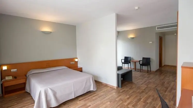 Junior Süit, Balkon, Plaj Manzaralı (2 Adults and 3 Children)