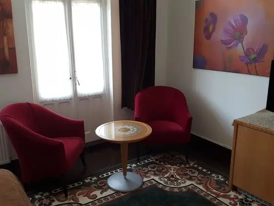 Deluxe Tek Büyük Yataklı Oda (shared bathrooms)