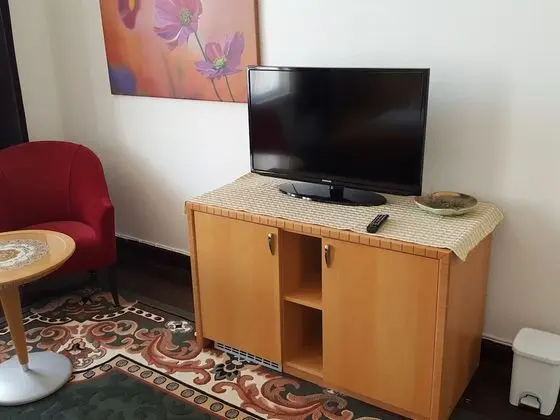 Deluxe Tek Büyük Yataklı Oda (shared bathrooms)