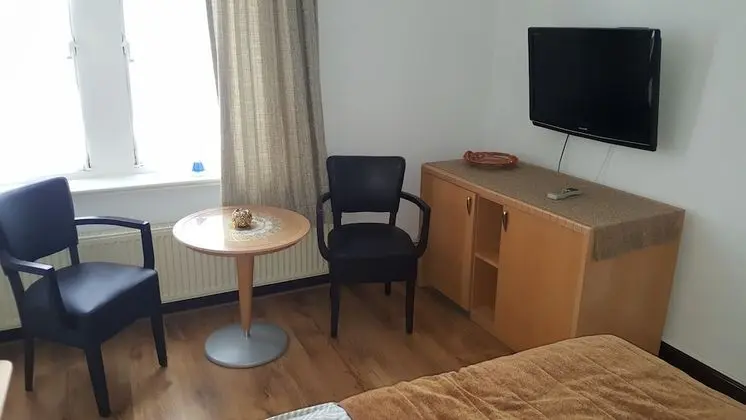 Standard Tek Büyük Yataklı Oda (shared bathrooms)