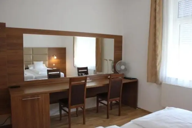 Üç Kişilik Oda, 3 Tek Kişilik Yatak, Sigara İçilmez