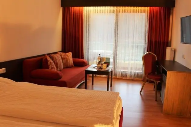 Tek Büyük veya İki Ayrı Yataklı Oda, Balkon (Partial river view)