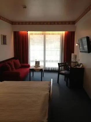 Tek Büyük veya İki Ayrı Yataklı Oda, Balkon (Partial river view)