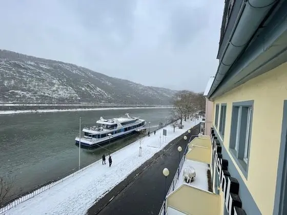 Tek Büyük veya İki Ayrı Yataklı Oda, Balkon (Partial river view)