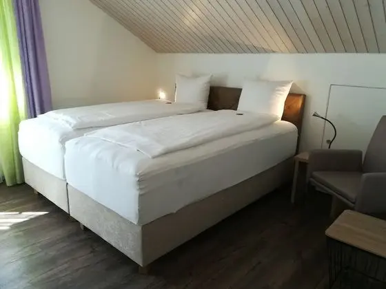 Üç Kişilik Oda, Göl Kenarı