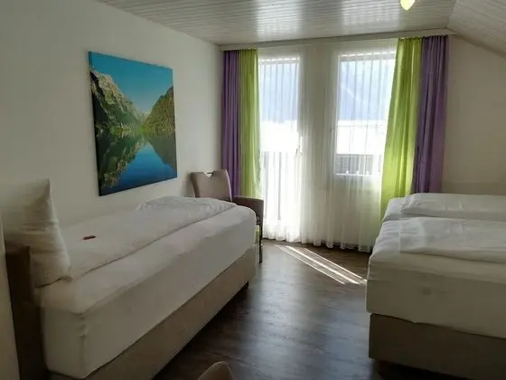 Üç Kişilik Oda, Göl Kenarı