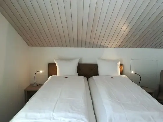 Üç Kişilik Oda, Göl Kenarı