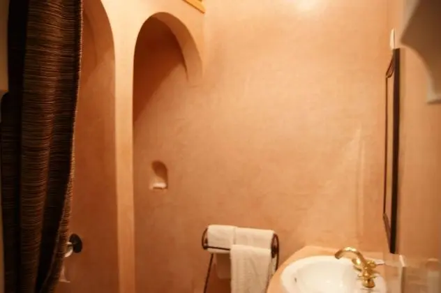 Basic Tek Büyük Yataklı Oda, 2 Yatak Odası (Habiba)