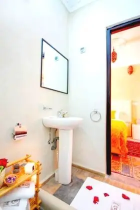 Üç Kişilik Oda, Sigara İçilmez