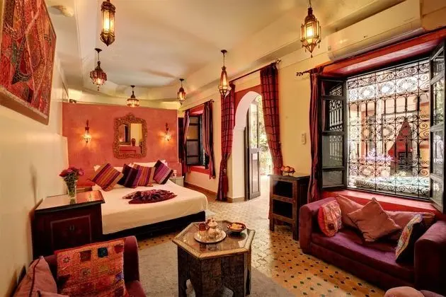 Romantic Tek Büyük Yataklı Oda (Sharifa)