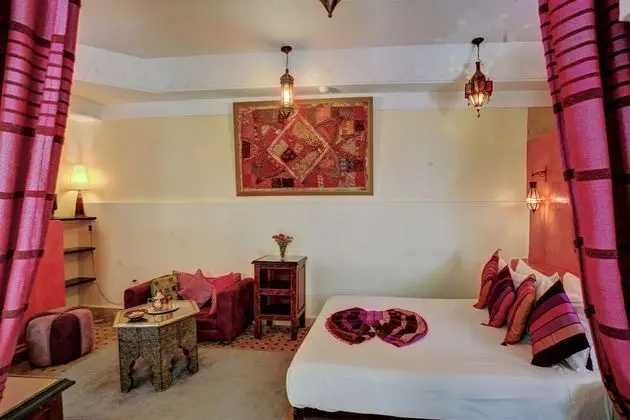 Romantic Tek Büyük Yataklı Oda (Sharifa)