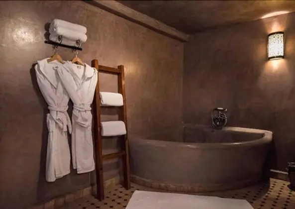 Comfort Dört Kişilik Oda, 1 Yatak Odası, Özel Banyo, Avlu