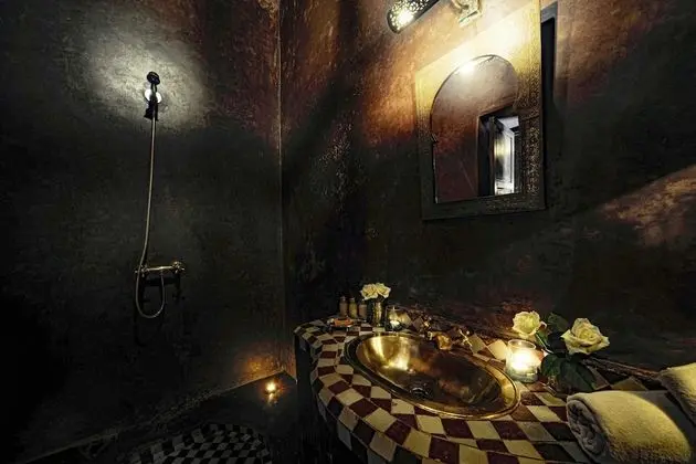 Basic Tek Büyük Yataklı Oda (Shower - Terre d'ombre)