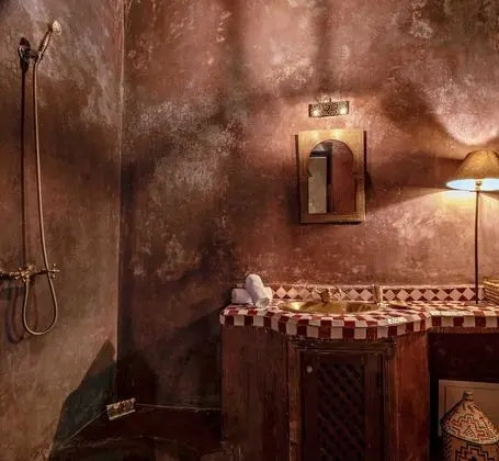 Basic Tek Büyük Yataklı Oda (Shower - Terre d'ombre)