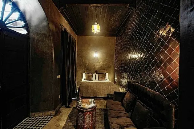Basic Tek Büyük Yataklı Oda (Shower - Terre d'ombre)
