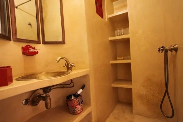 Tek Kişilik Oda (The Aisha Single Room)