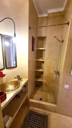 Tek Kişilik Oda (The Aisha Single Room)