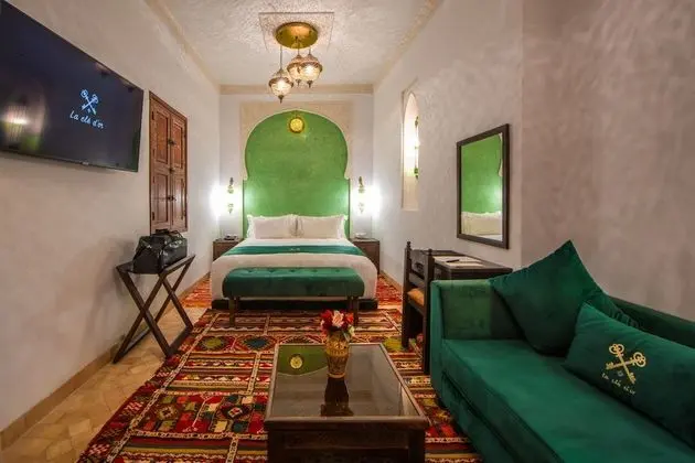 Junior Tek Büyük veya İki Ayrı Yataklı Oda