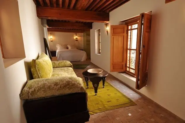 Romantic Oda, Asma Kat