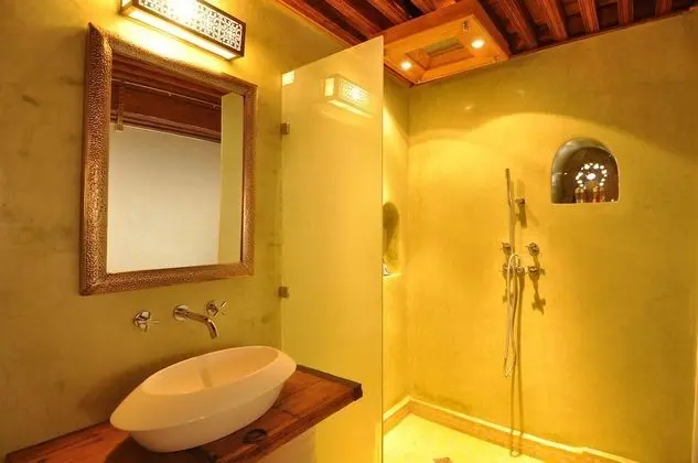 Romantic Oda, Asma Kat