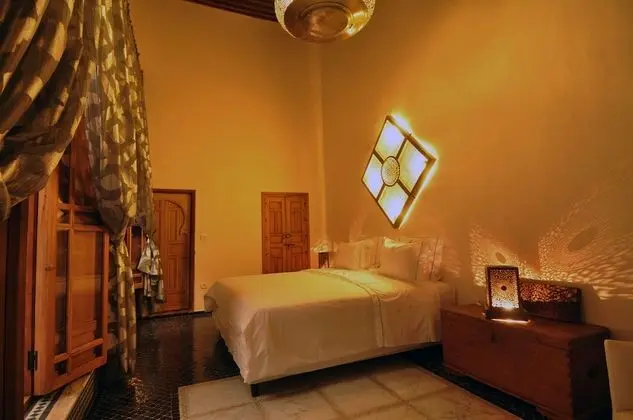 Romantic Tek Büyük Yataklı Oda (Sara)