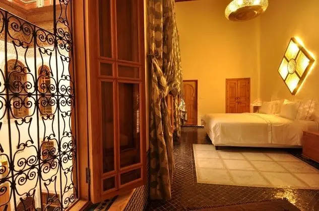 Romantic Tek Büyük Yataklı Oda (Sara)