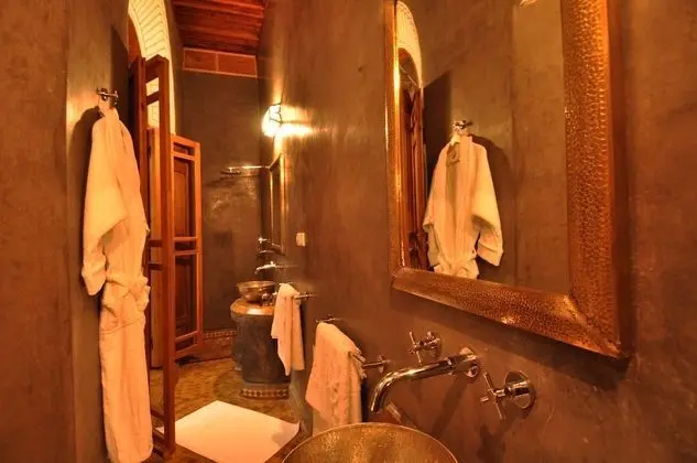 Romantic Tek Büyük Yataklı Oda (Sara)