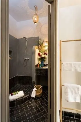 Tek Büyük Yataklı Oda (The Black Room)