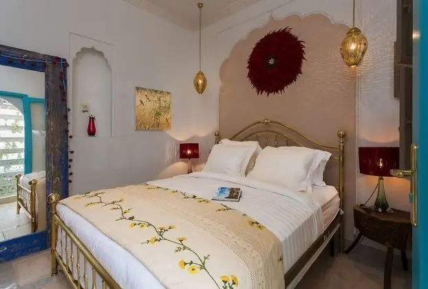 Tek Büyük Yataklı Oda (The Red Room)