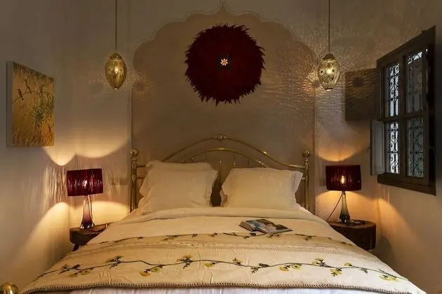 Tek Büyük Yataklı Oda (The Red Room)