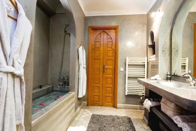 Premium Tek Büyük veya İki Ayrı Yataklı Oda, Özel Banyo (Perle)