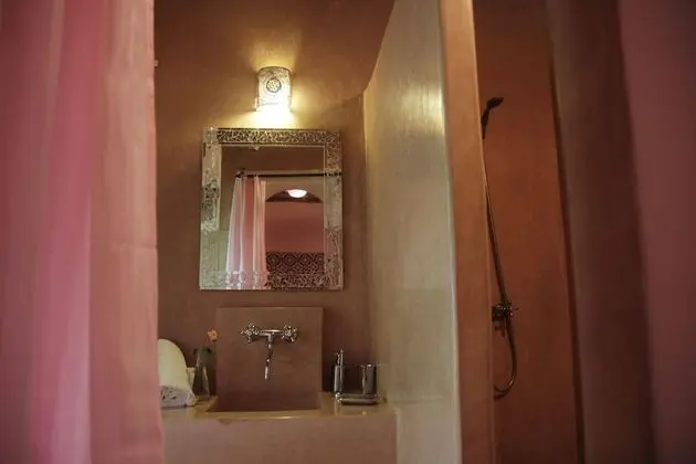 Comfort Tek Büyük veya İki Ayrı Yataklı Oda (Rose)