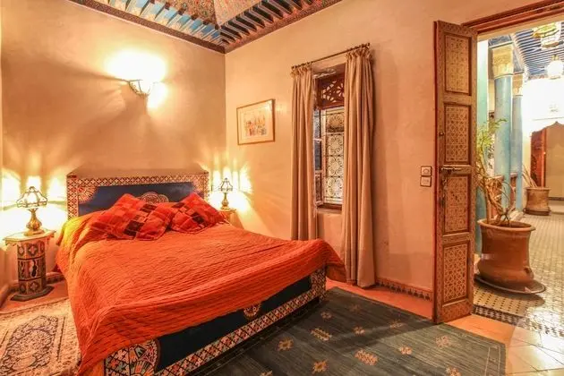 Tek Büyük Yataklı Oda, Havuz Manzaralı (Bleue)