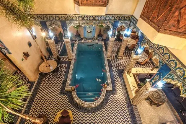 Tek Büyük Yataklı Oda, Havuz Manzaralı (Bleue)