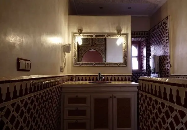 Süit, Banyolu/Duşlu, Havuz Manzaralı (Kahina)