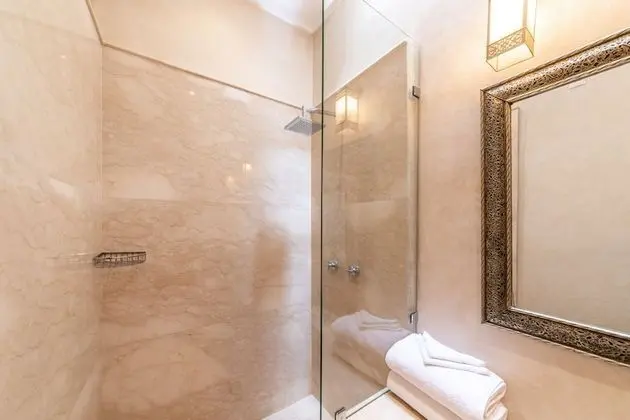 Comfort Tek Büyük veya İki Ayrı Yataklı Oda, Banyolu/Duşlu (Jasmin)